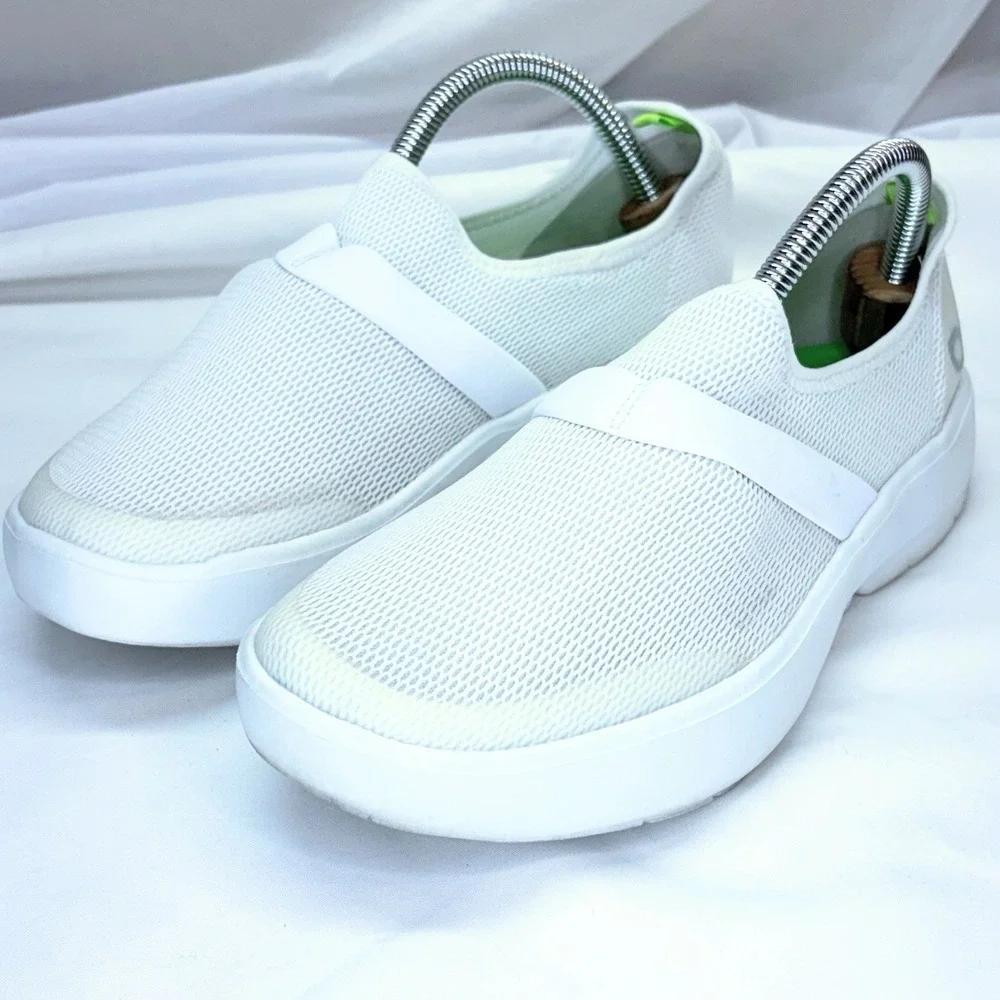 Oofos OOmg eeZee Low Slip-On Shoes Knit White On White Mens Size 7 EU 38